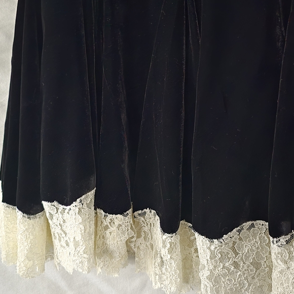 Women's American Retro Carole Black Velvet Skirt with Lace Trim NEW sz 8 - Picture 3 of 13